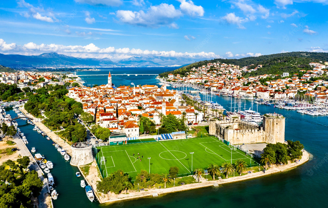 aerial-view-trogir-croatia_261932-4875_3.jpg